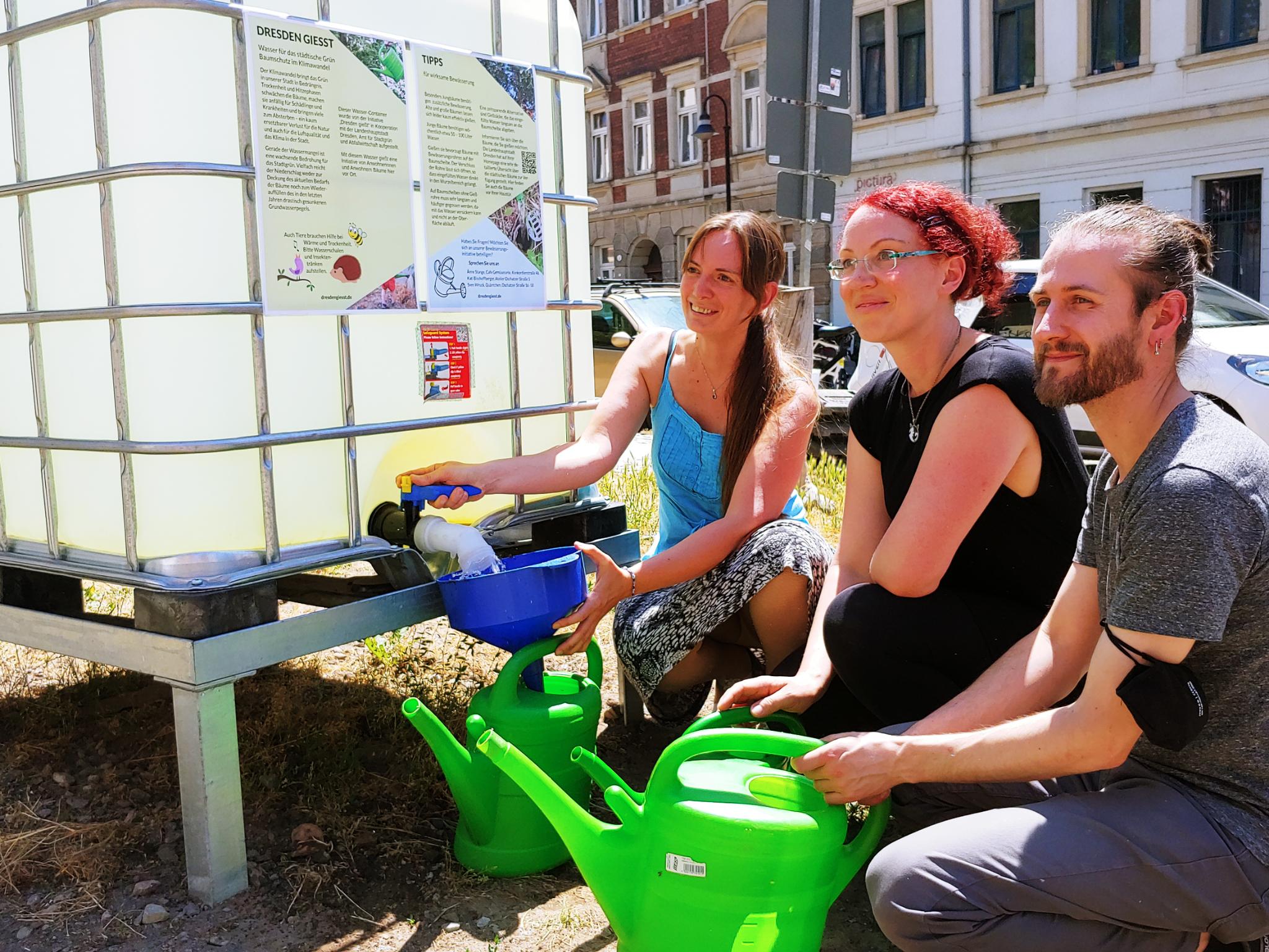 Straßenbäume gießen mit Wassercontainern